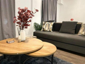 Stylish Retreat - Sleeps 6 Terrace & Parking